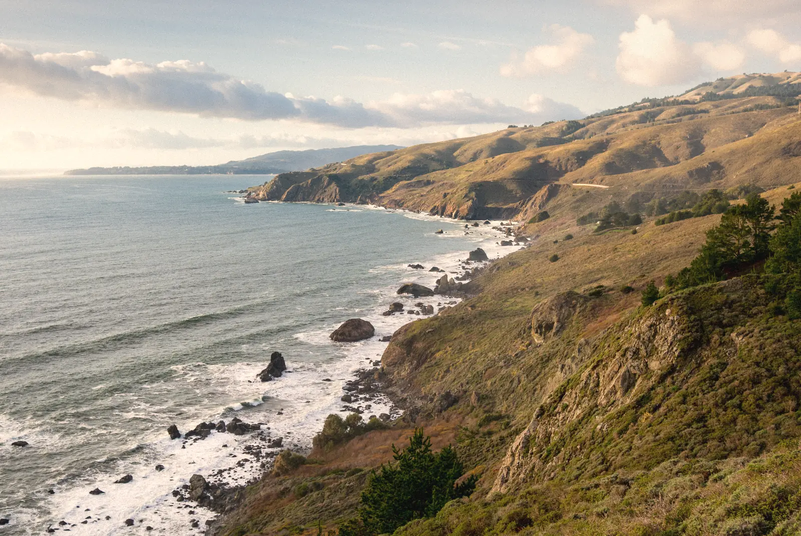 Photo of rugged hills meeting the Pacific seen from Muir Beach Overlook